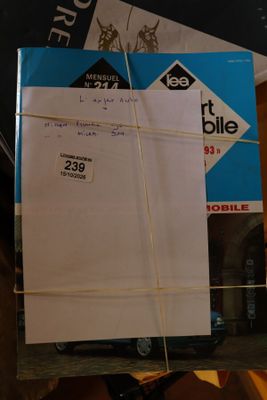 une pile de livres posée sur une table, à côté d'un téléphone portable