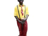 une statue représentant un homme coiffé d'un chapeau et suspendue