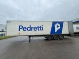 un semi-remorque garé devant un immeuble
