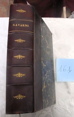 un livre posé sur une table, sur lequel se trouve un mot