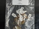 un sac contenant tout un tas de breloques en or et en argent