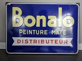 une vieille enseigne bleue et blanche faisant la promotion des distributeurs de meubles Bonalo Mate