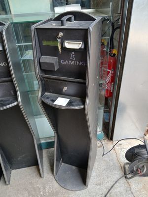 deux machines qui se trouvent l'une à côté de l'autre devant un bâtiment