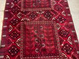 un tapis rouge et noir à motifs