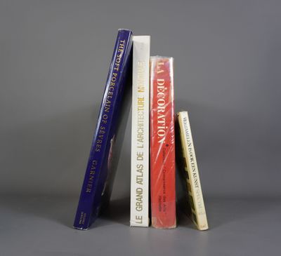 trois livres sont empilés sur une surface grise