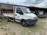 un camion blanc garé devant un bâtiment