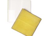 un gros plan sur une feuille de papier recouverte d'un tissu jaune