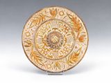 une image représentant une assiette décorative ornée d'un motif floral