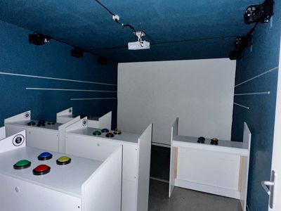 2 systèmes audio et jeux de lumières dans les 2 salles bleue…
