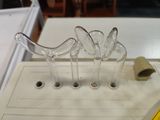 une sculpture en verre représentant un oiseau posé sur une table