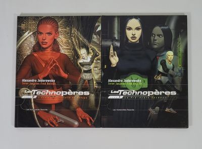deux affiches de cinéma accrochées au mur d'une pièce