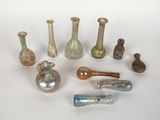 un grand nombre de vases en verre posés sur une table