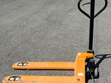 un cariste assis par terre sur le parking