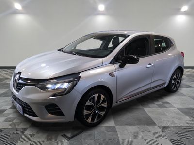 une voiture argentée garée dans une pièce au sol en damier