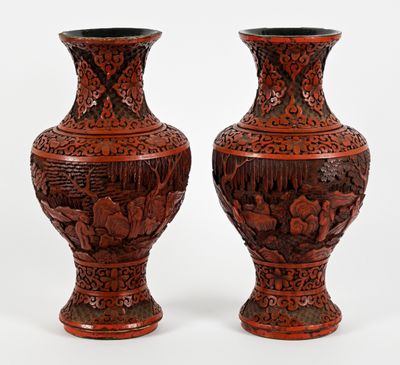 deux vases posés côte à côte sur une surface blanche