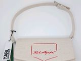 une image représentant un sac à main blanc orné d'un logo rouge