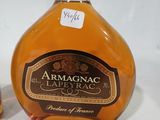 deux bouteilles de brandy posées l'une à côté de l'autre sur une surface blanche