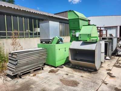 une machine verte garée devant un immeuble
