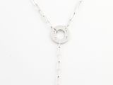 un collier en argent avec un cercle et un pendentif en forme de cercle au bout d'une chaîne