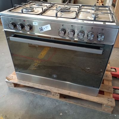 une photo d'une cuisinière en acier inoxydable à quatre feux