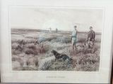 une photo d'une photo représentant un homme et un chien dans un champ