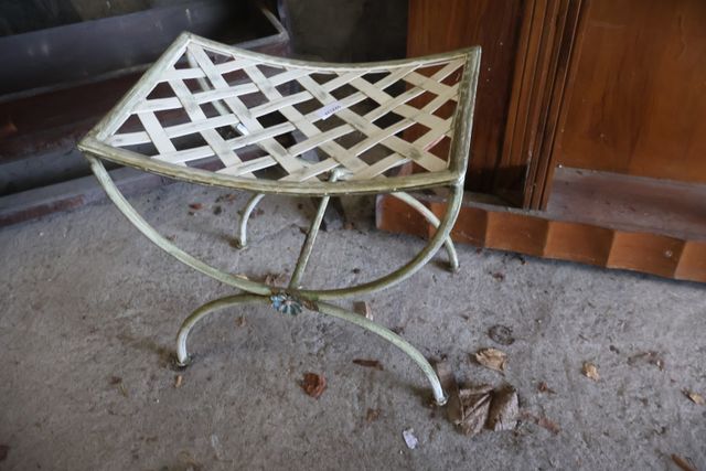Petit banc métallique peint