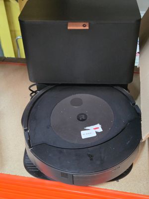 une boîte noire surmontée d'un haut-parleur noir