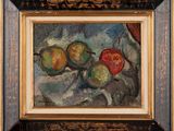 une peinture à l'huile représentant des pommes sur un tissu blanc, dans un cadre doré