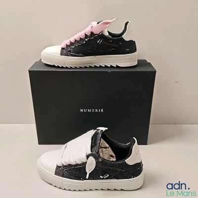 deux paires de baskets noires et blanches ornées de nœuds roses