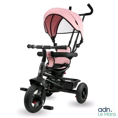 Le tricycle est rose et noir, avec un auvent rose.