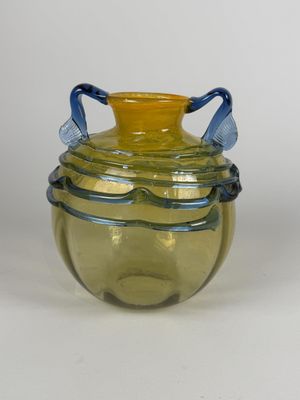 Vase globulaire en verre teinté jaune à décor applique de fi…