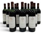 six bouteilles de vin sont alignées sur une surface blanche