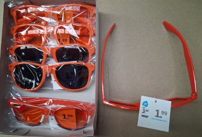 plusieurs paires de lunettes de soleil dans une boîte posée sur la table
