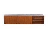 une commode en bois à deux tiroirs avec un plateau en marbre
