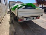 un camion garé sur le bord de la route
