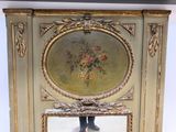 un miroir devant lequel est représenté un homme debout