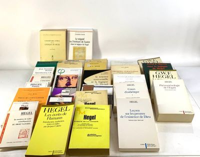 un grand nombre de livres posés sur une table