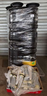 une pile de boîtes de conserve et un récipient contenant de la nourriture posés par terre