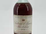 l'image d'une bouteille d'alcool posée sur une surface blanche