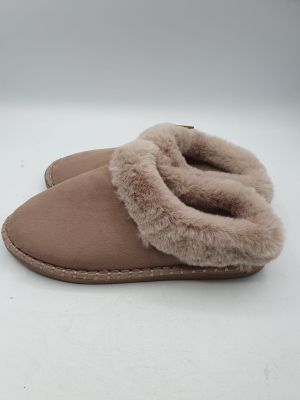 chaussons en peau de mouton marron doublés de fourrure, sur fond blanc