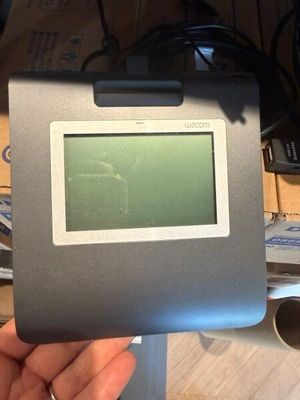 une personne tenant un petit appareil électronique dans la main