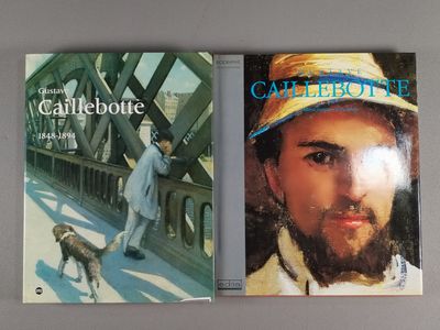 deux livres posés sur une table