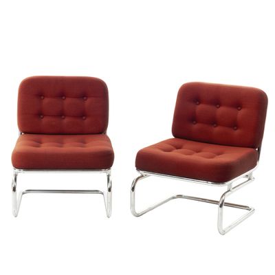 une paire de chaises rouges aux pieds chromés sur fond blanc