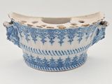 un vase bleu et blanc muni d'une anse, sur un fond blanc