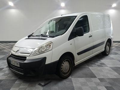 la camionnette blanche est garée sur le sol en damier d'une pièce