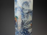 un vase avec un tableau posé sur une table