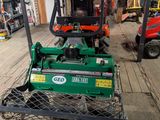 une voiture verte garée dans un garage