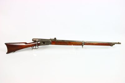 un vieux fusil sur une surface blanche avec un fond blanc