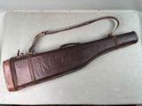 un étui en cuir marron muni d'un bracelet marron