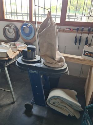 une photo d'un établi dans un atelier, sur lequel est posé un sac